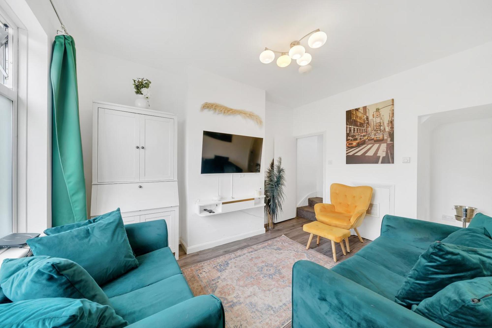 Town 3 Bed By Harlington Apartment *