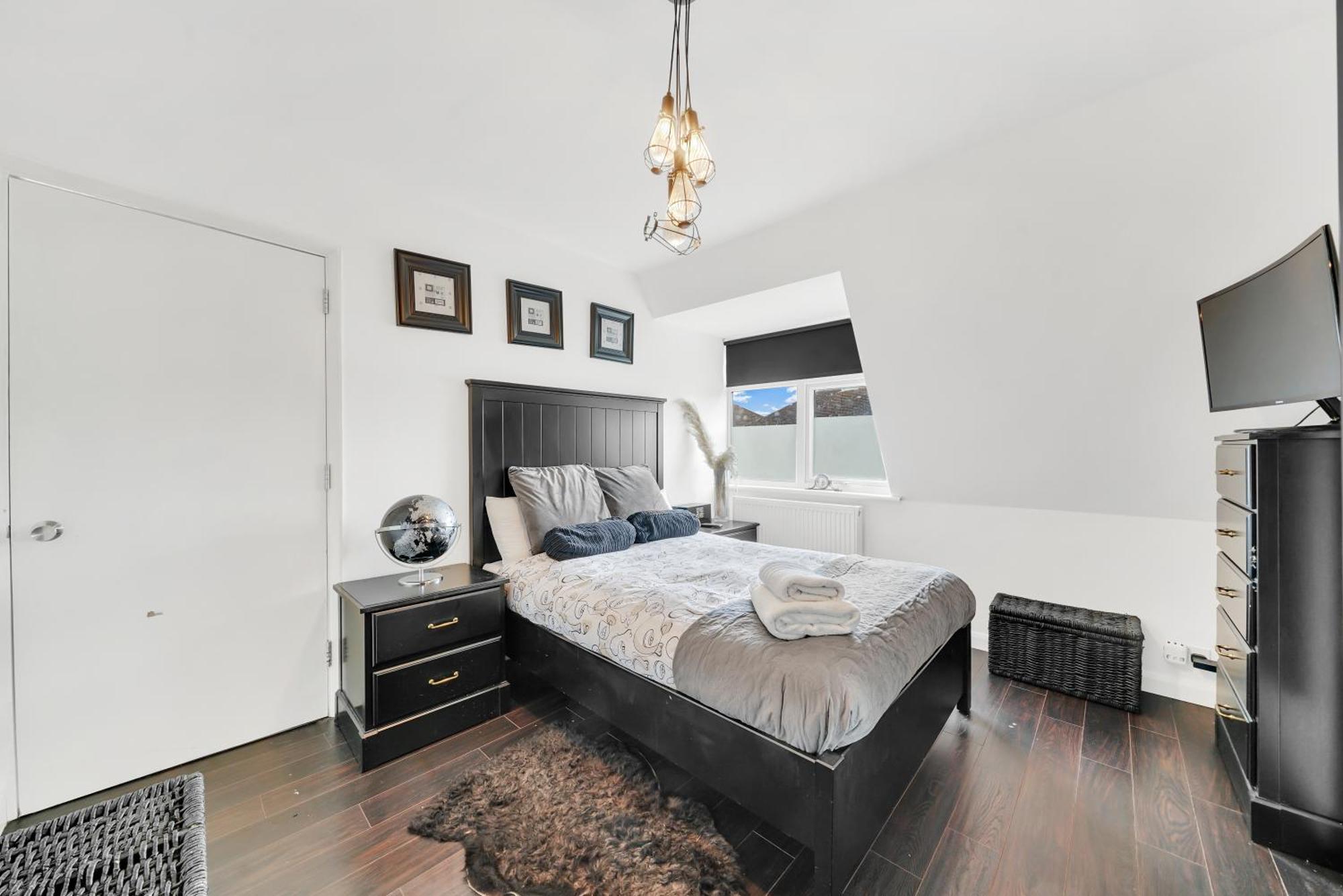 Town 3 Bed By Harlington *