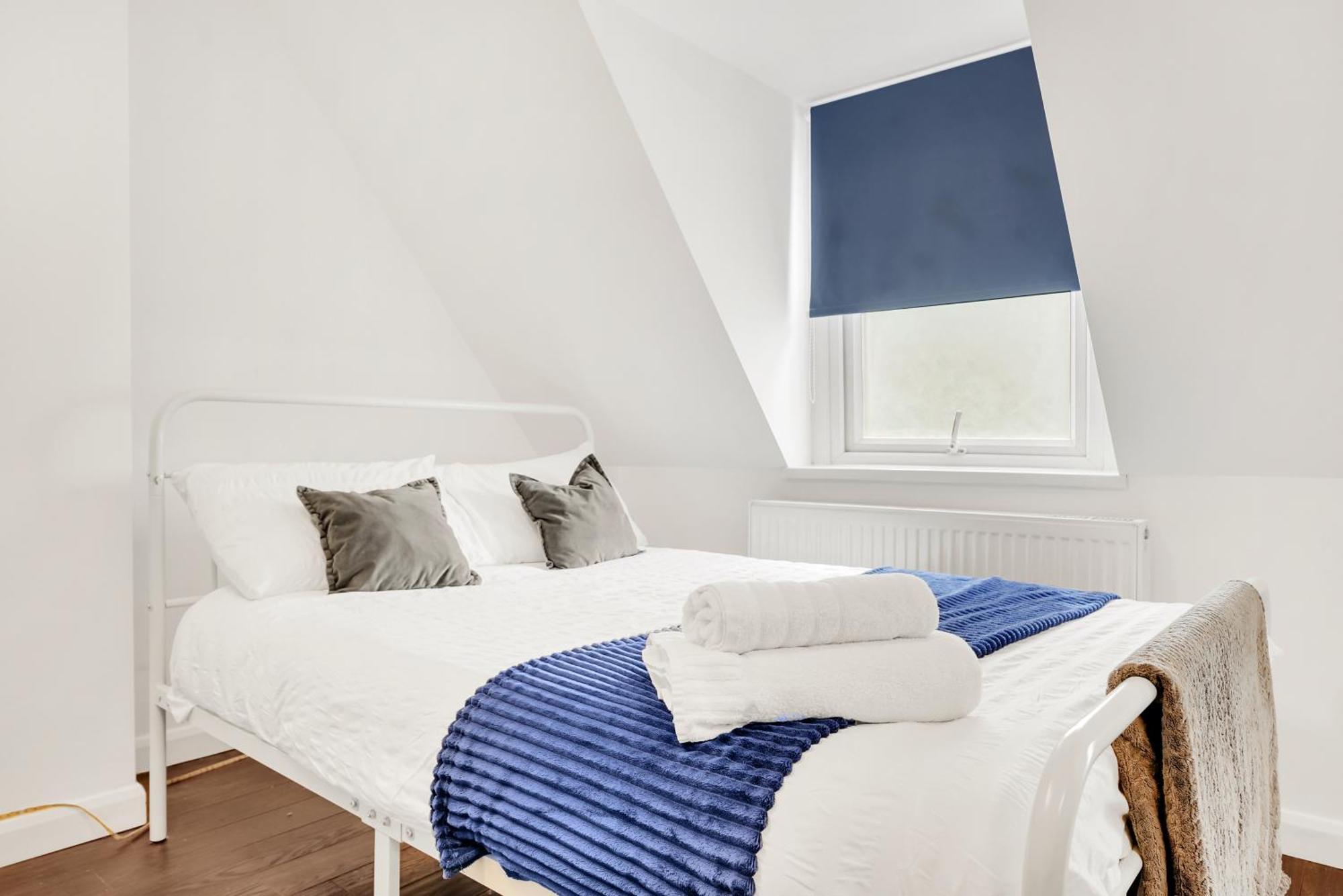 Town 3 Bed By Harlington Dartford