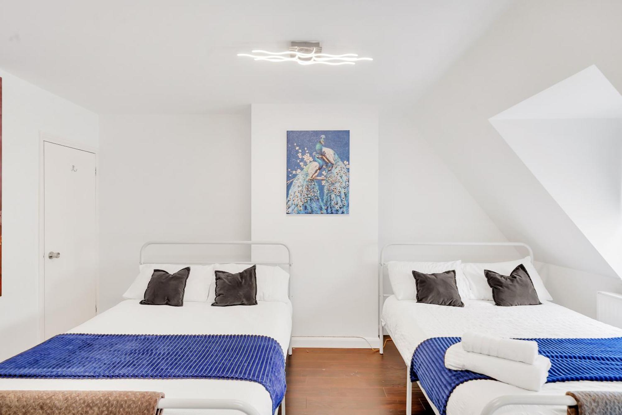 Town 3 Bed By Harlington Apartment